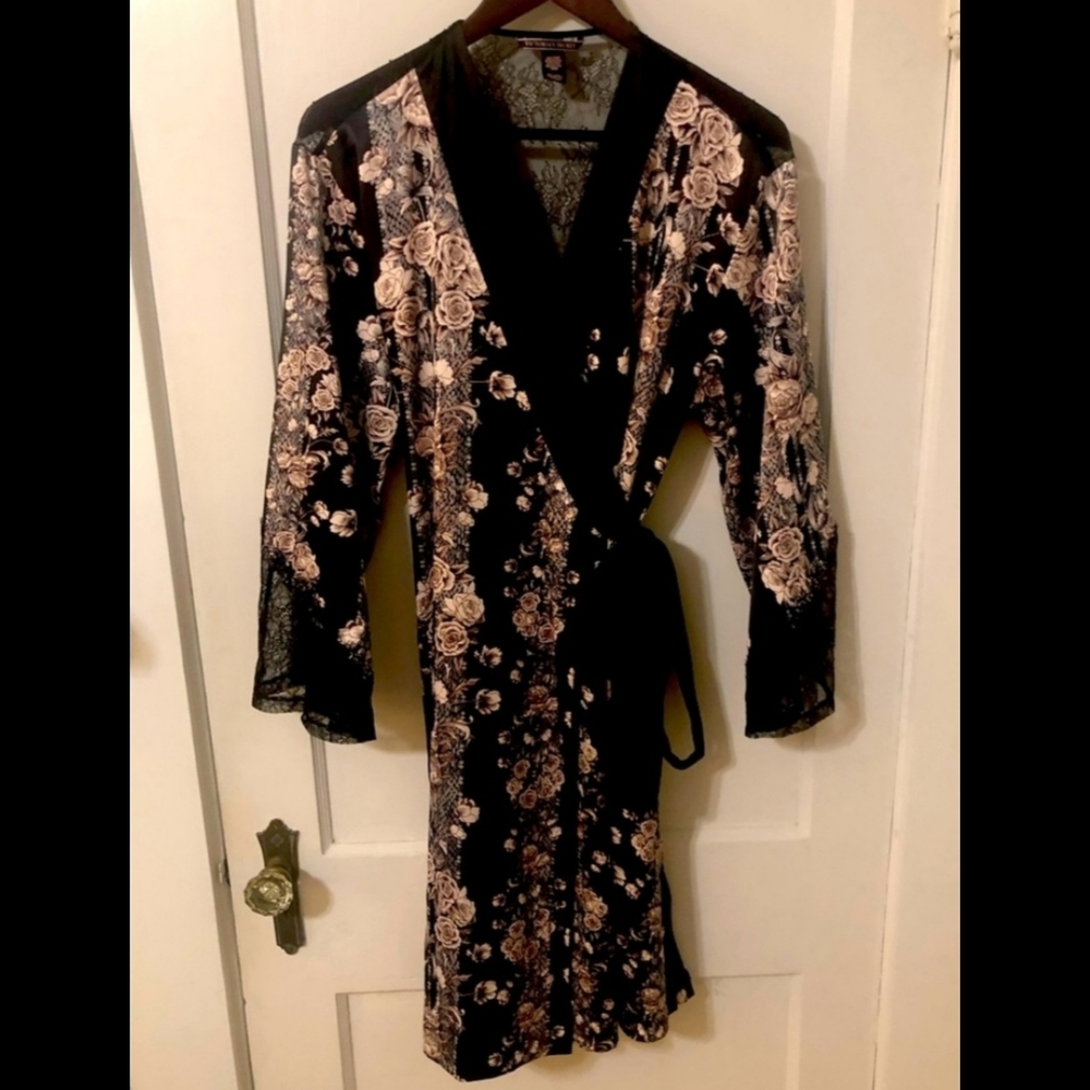 🖤Stunning Satin and Lace Robe